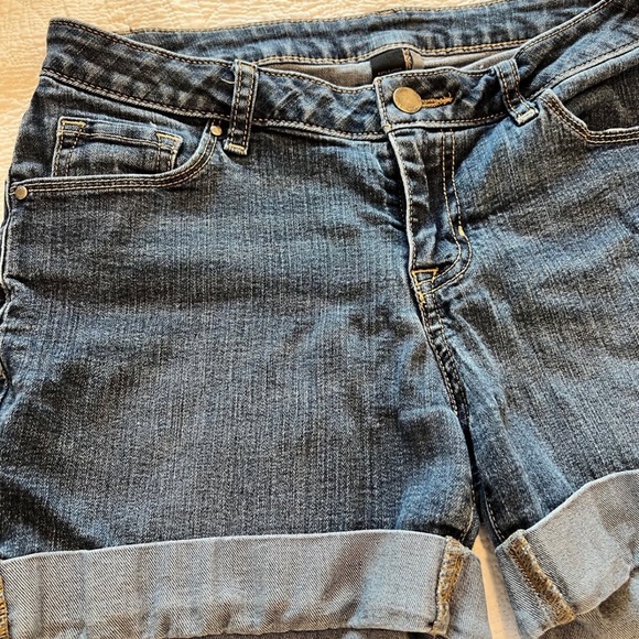 Dark Cuffed Denim Shorts Size 6 - Picture 2 of 4